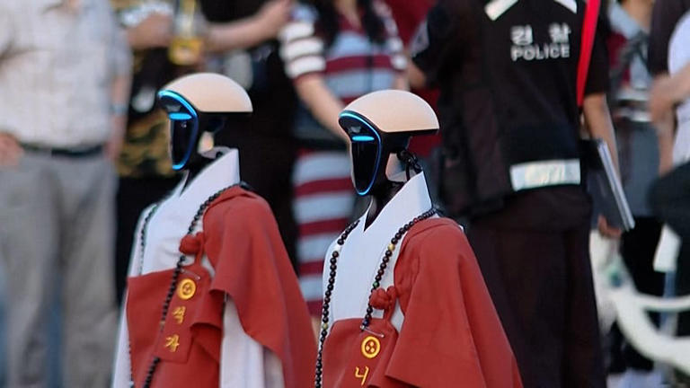 South Korea: Thousands watch robot monks march through Seoul's historic  streets