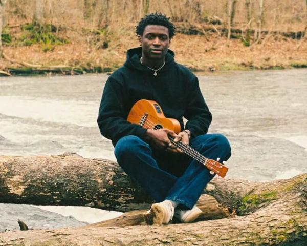 How Liberian Singer Mon Rovîa Went From Civil War Refugee to Global Folk Sensation